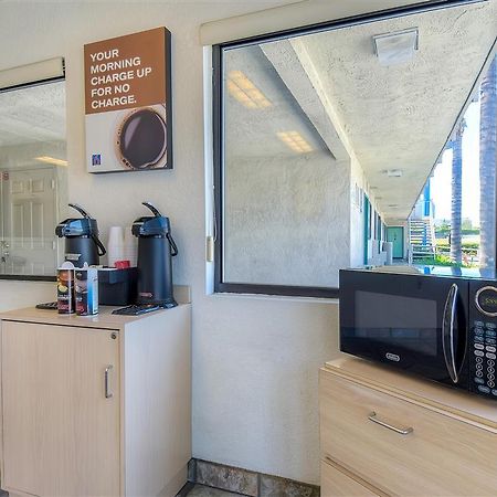 Motel 6 Anaheim Stadium - 오렌지 내부 사진