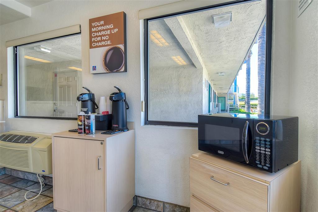 Motel 6 Anaheim Stadium - 오렌지 내부 사진