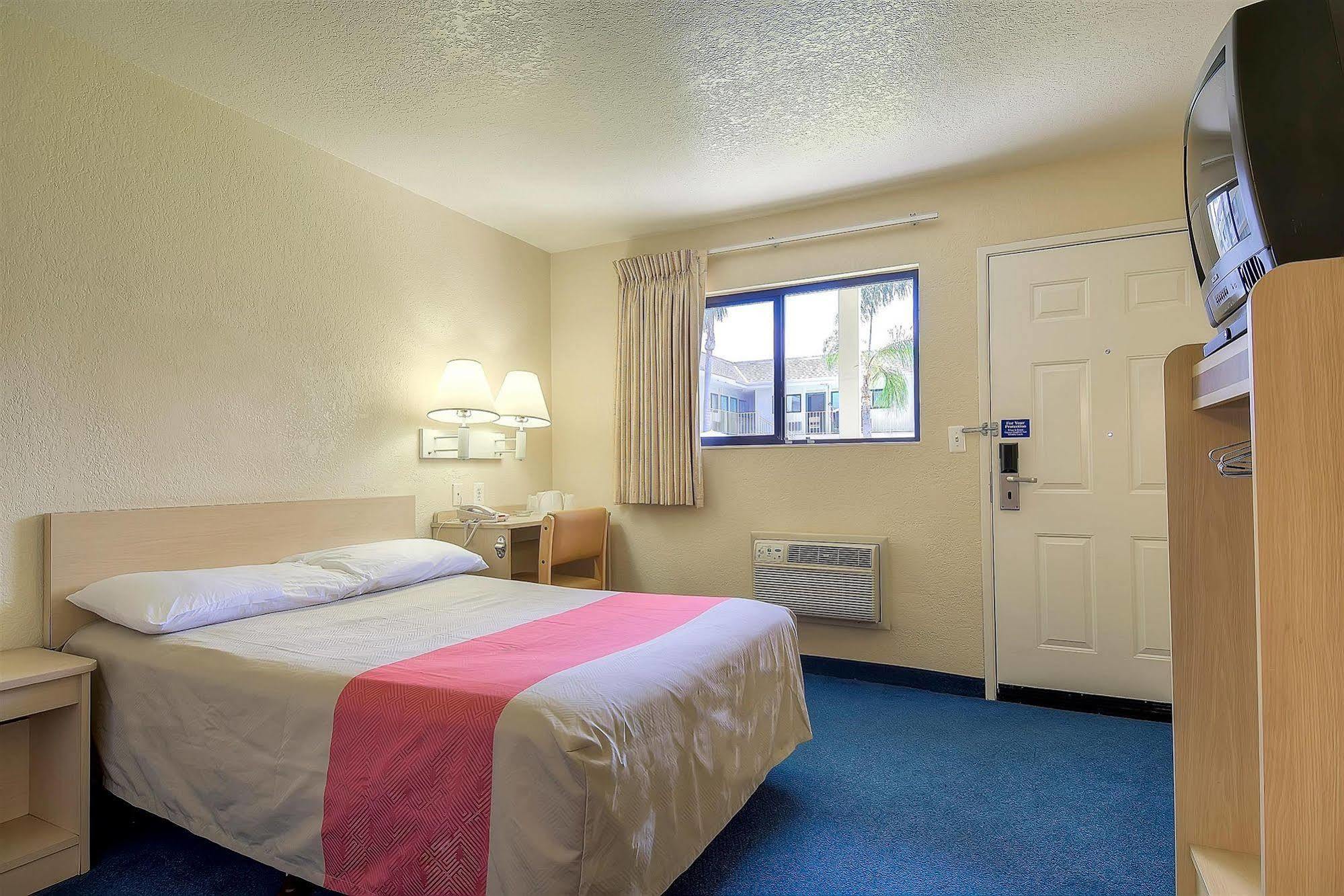 Motel 6 Anaheim Stadium - 오렌지 외부 사진