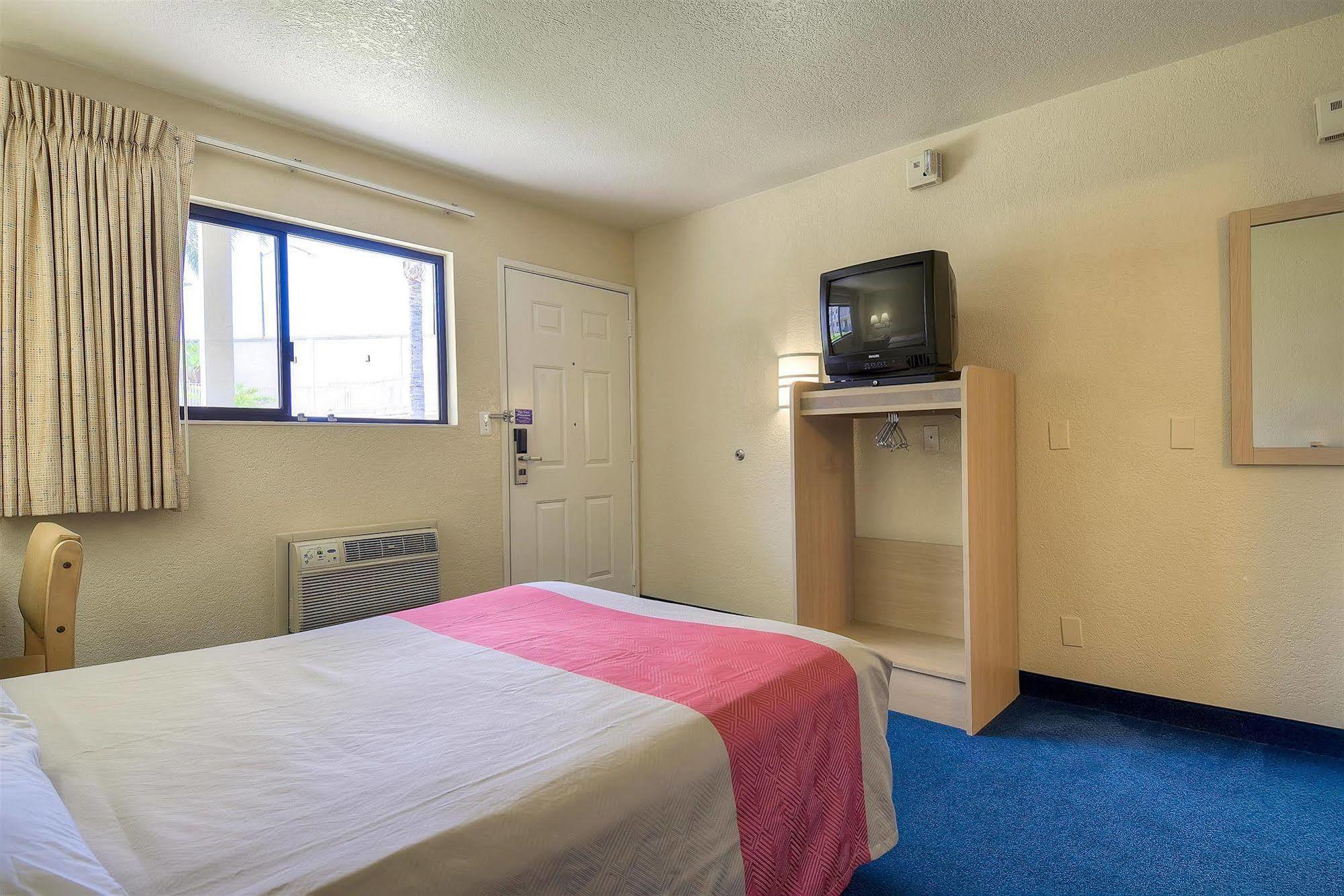 Motel 6 Anaheim Stadium - 오렌지 외부 사진