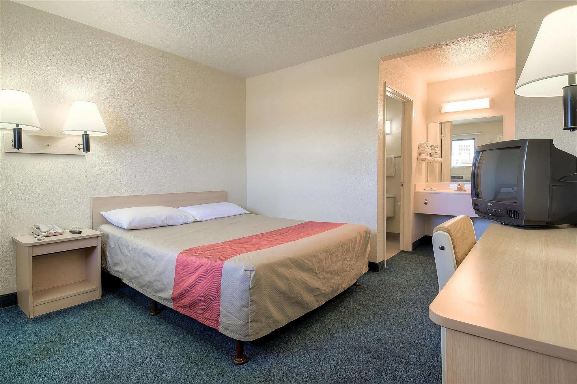 Motel 6 Anaheim Stadium - 오렌지 외부 사진